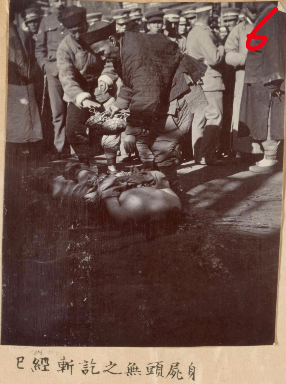 【老照片】1900年代,清朝末年,北平城内犯人被行刑的一组流程图.