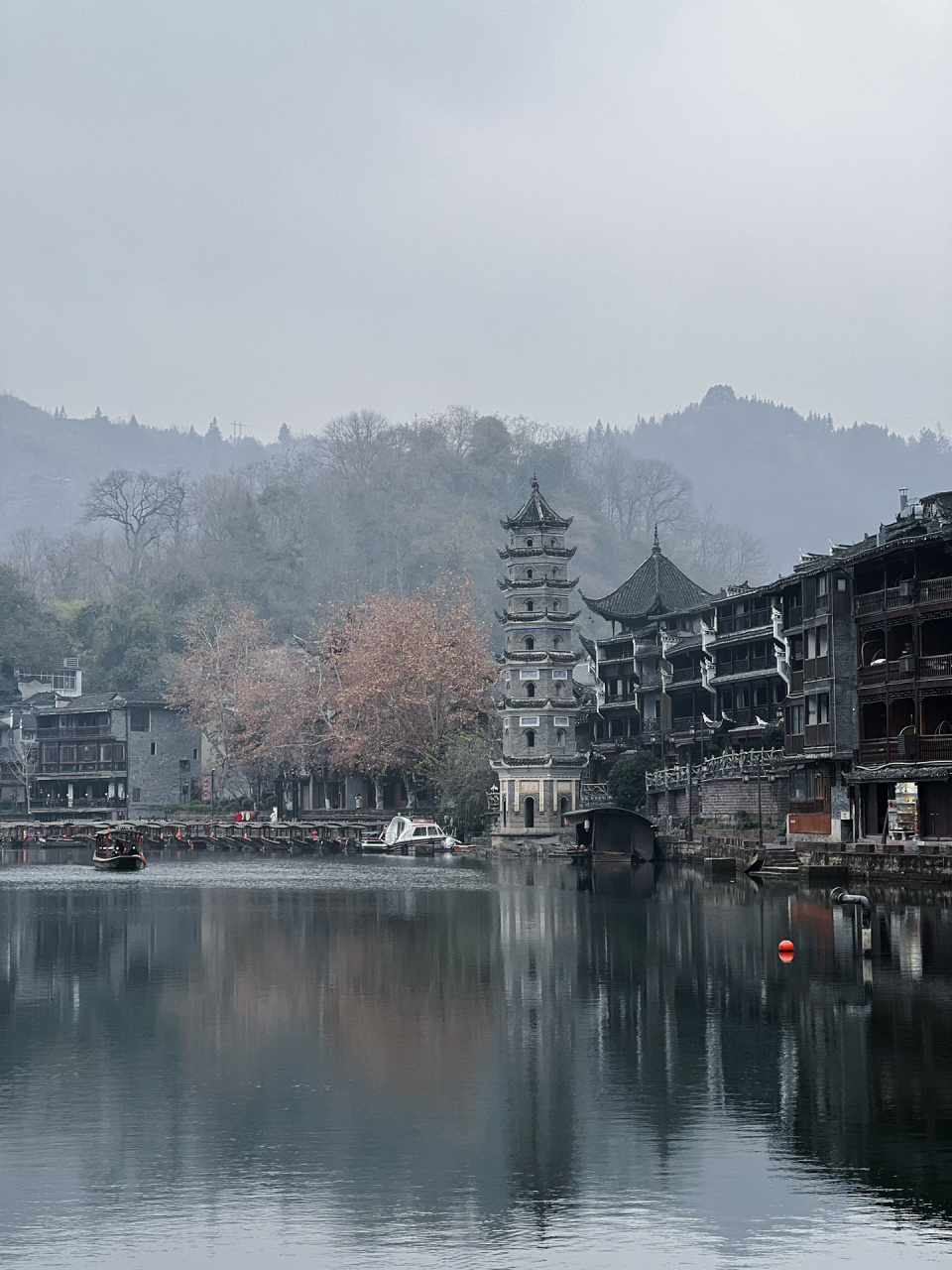 烟雨中的凤凰古城  有点美