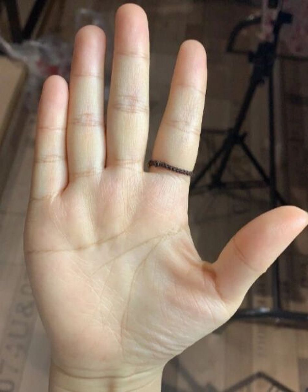 缘主感情线与智慧线相连,且能分辨出感情线与智慧线的纹路,表示心智和