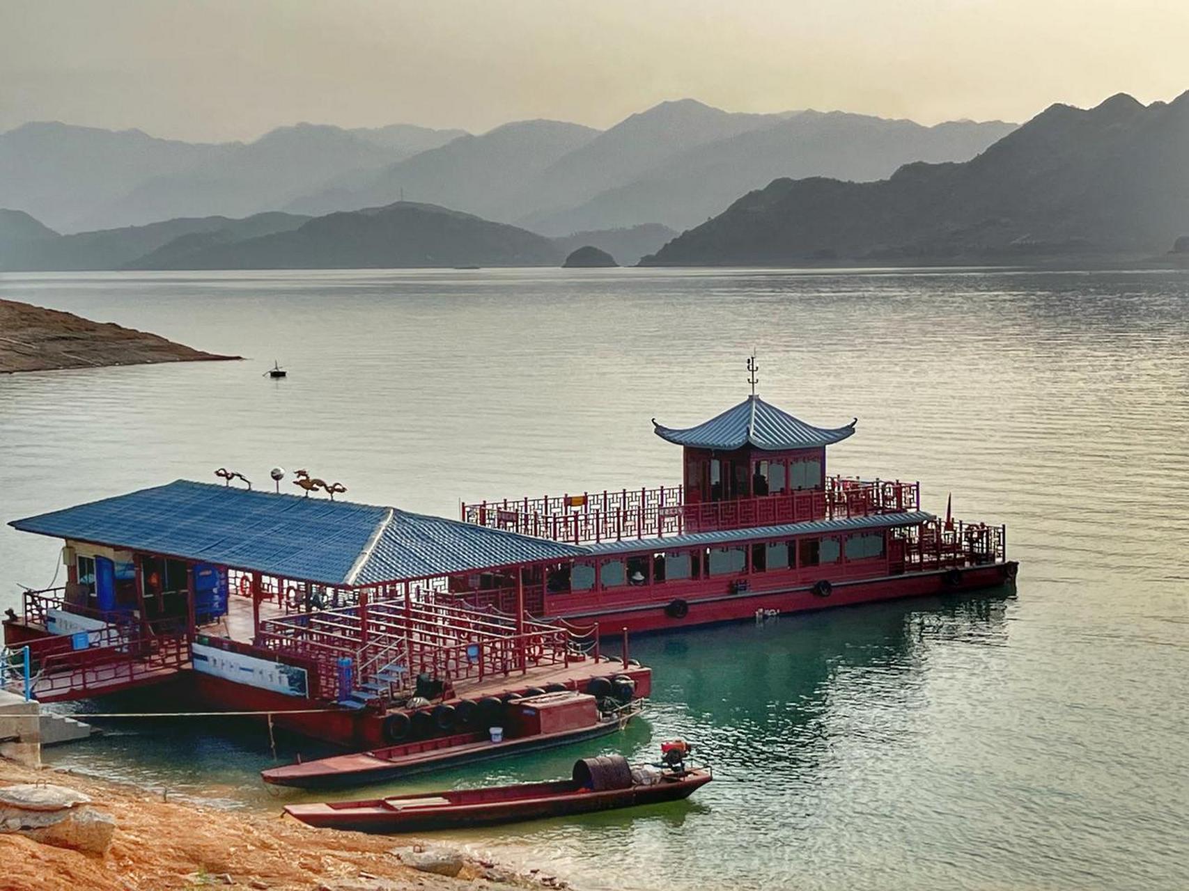 凤凰岛是五岛一村国际旅游度假区第一期项目之一,位于东江湖的中央
