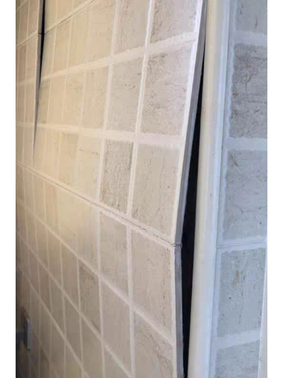 墙地砖脱落起翘松动上门修补 1,边角空鼓 97如果发现瓷砖边缘出现