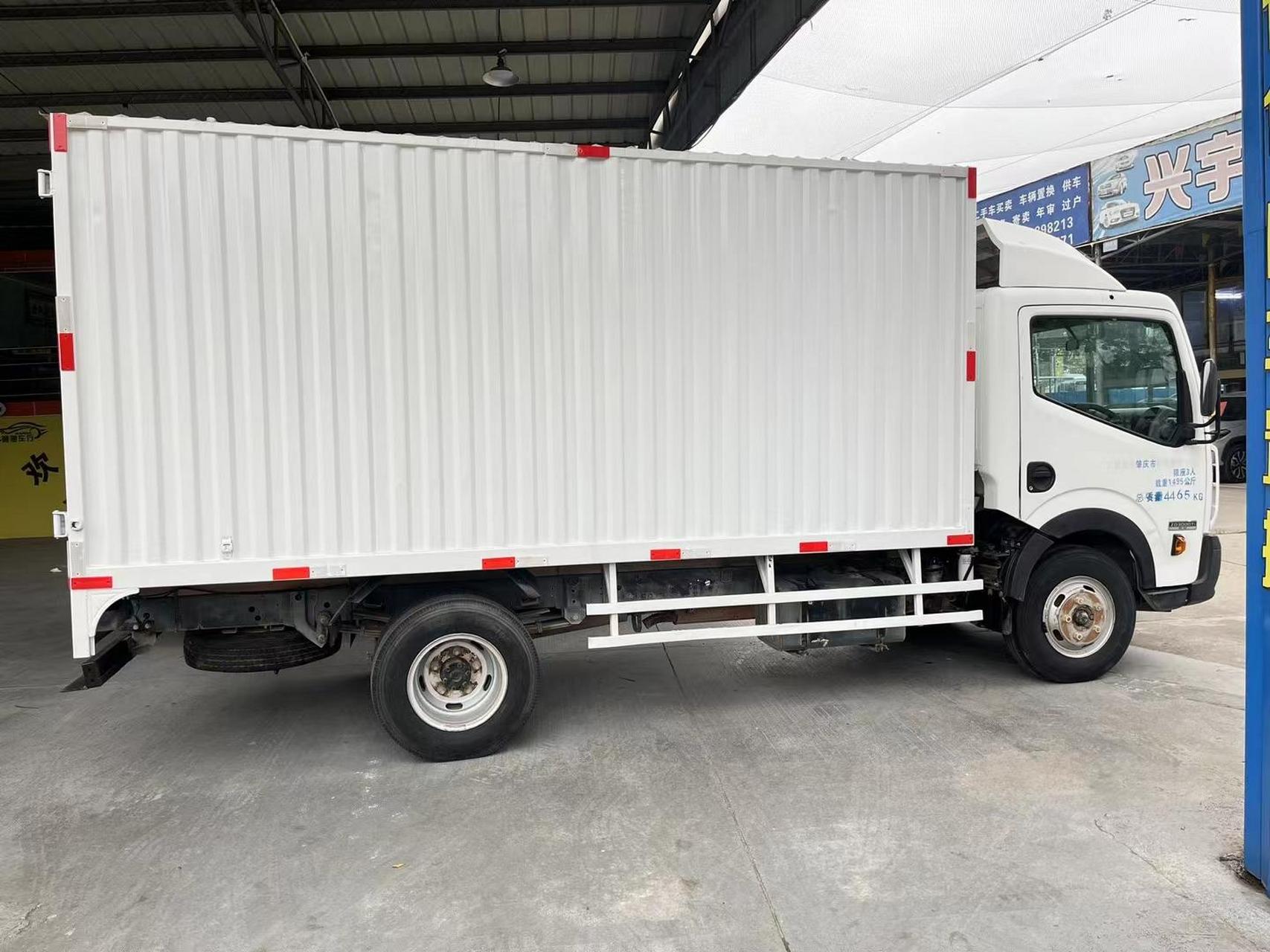 郑州日产4米2厢式货车 2015年上牌,本地一手车 3.