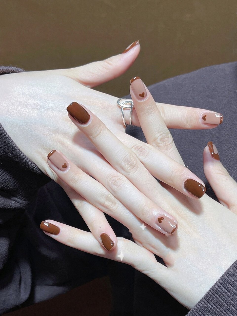 气质显白99秋日焦糖色系94跳色法式爱心美甲 秋日风格的焦糖色跳