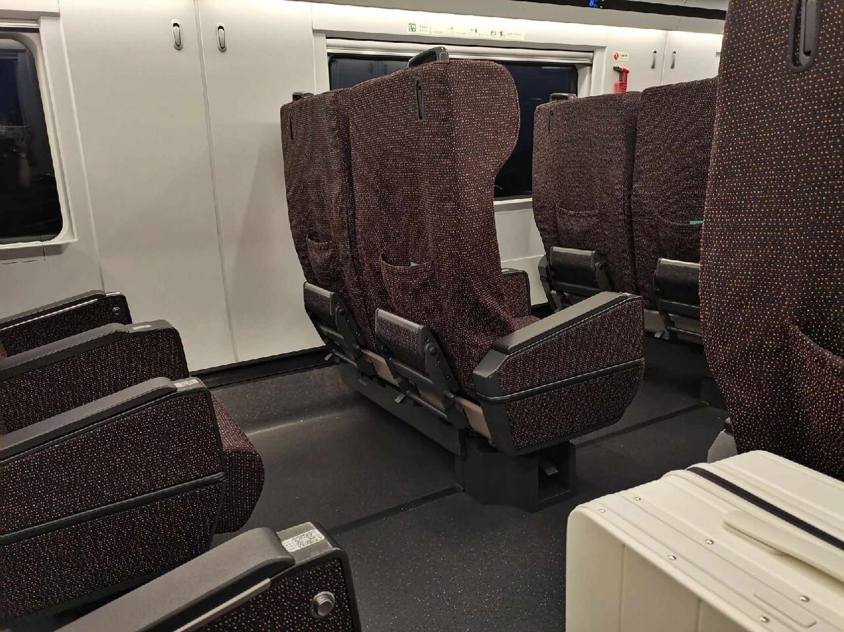 第一次坐一等座 超级幸运 这车厢几乎没人 很安静 座位也很宽敞 疑舷