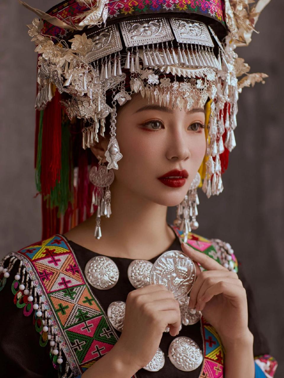 现代的瑶族服饰经过改良加工,增添了许多色彩6