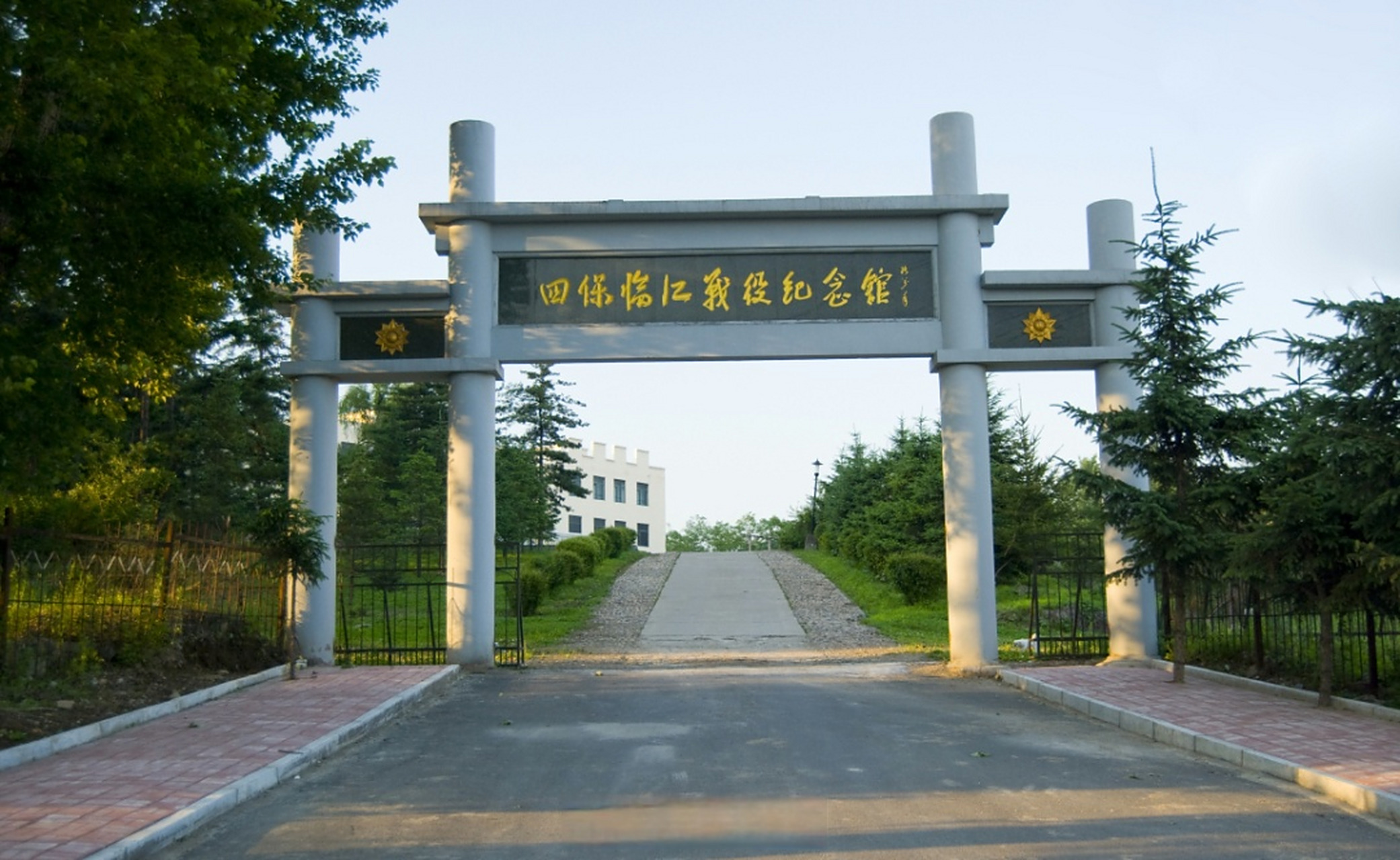 馆内展示了东北解放战争时期"三下江南,四保临江"的战斗