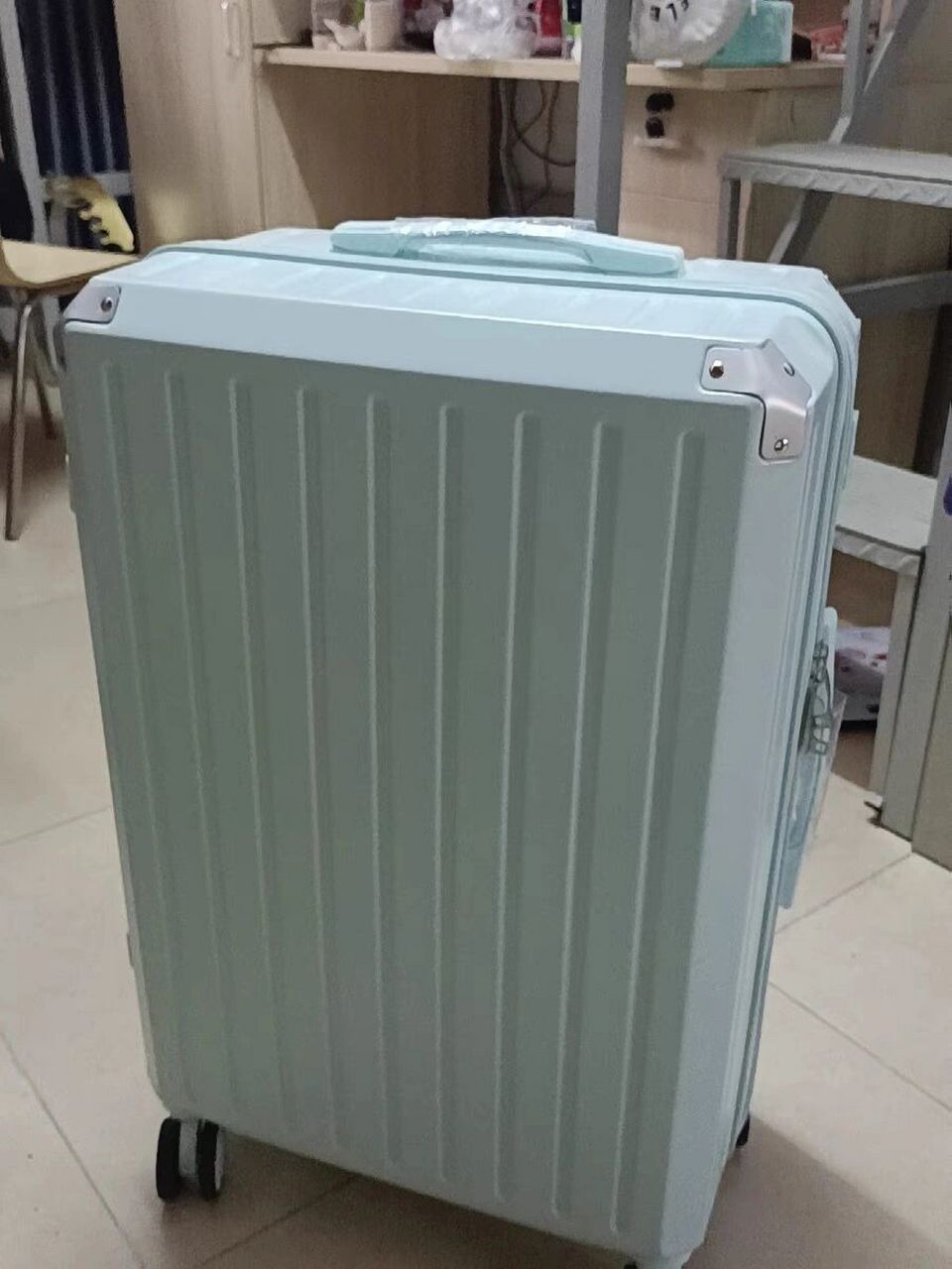 28寸行李箱可以放进高铁座位里面吗?