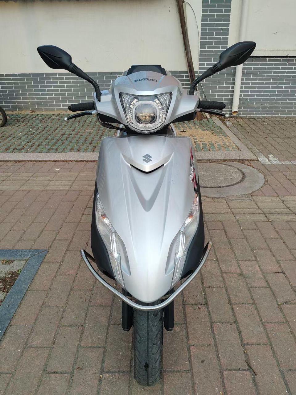 刚刚到店22年精品铃木uu125加装透镜大灯,手续齐全随时过户价格6800