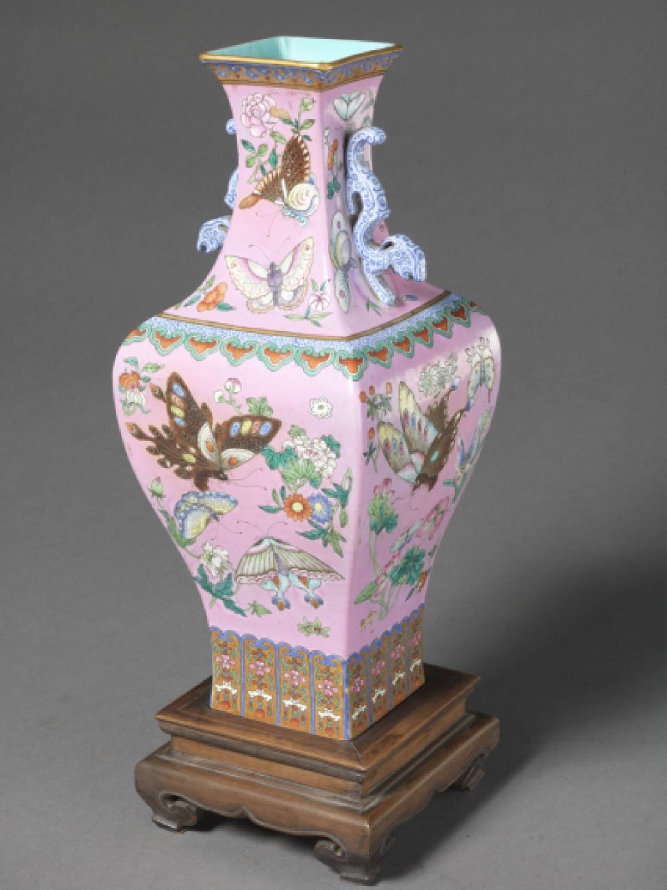 识瓷·乾隆款粉地粉彩花蝶纹双耳方瓶 施釉呈现出内豆绿外粉样式,瓶颈