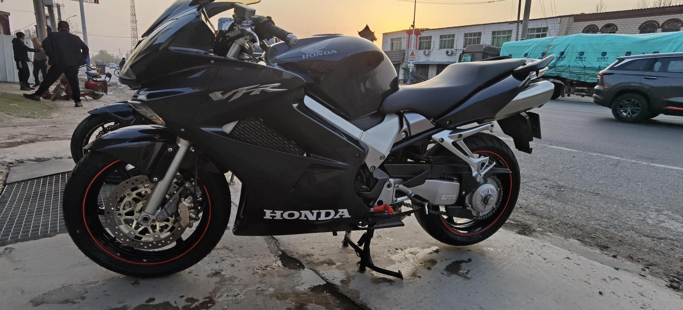 本田vfr800更换新轮胎,前减震器保养