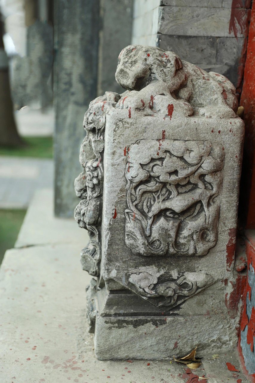 门墩儿上好多只小狮子有什么寓意?