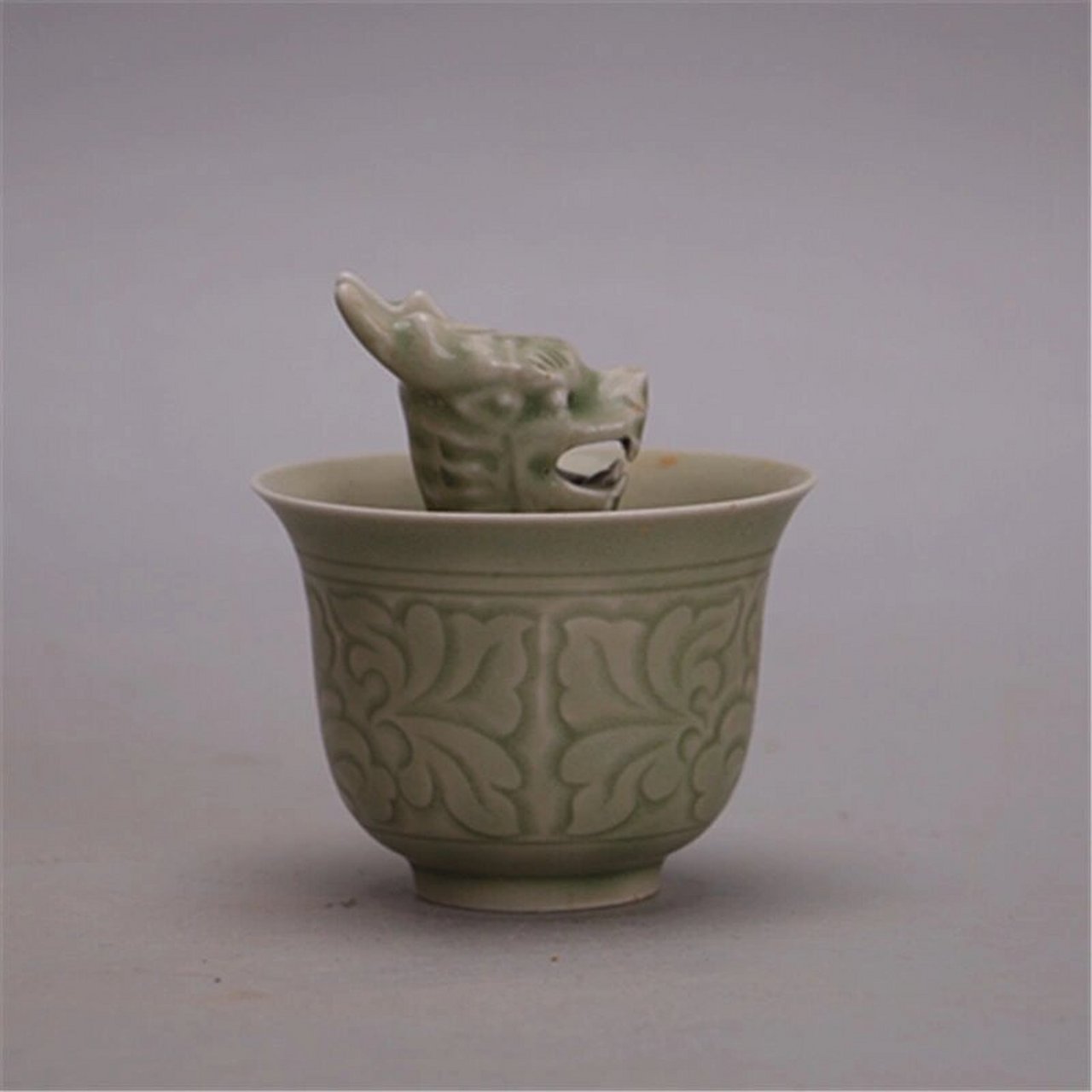 耀州窑雕刻龙头公道杯 规格:高9厘米 口径8.5厘米 底径3.5厘米