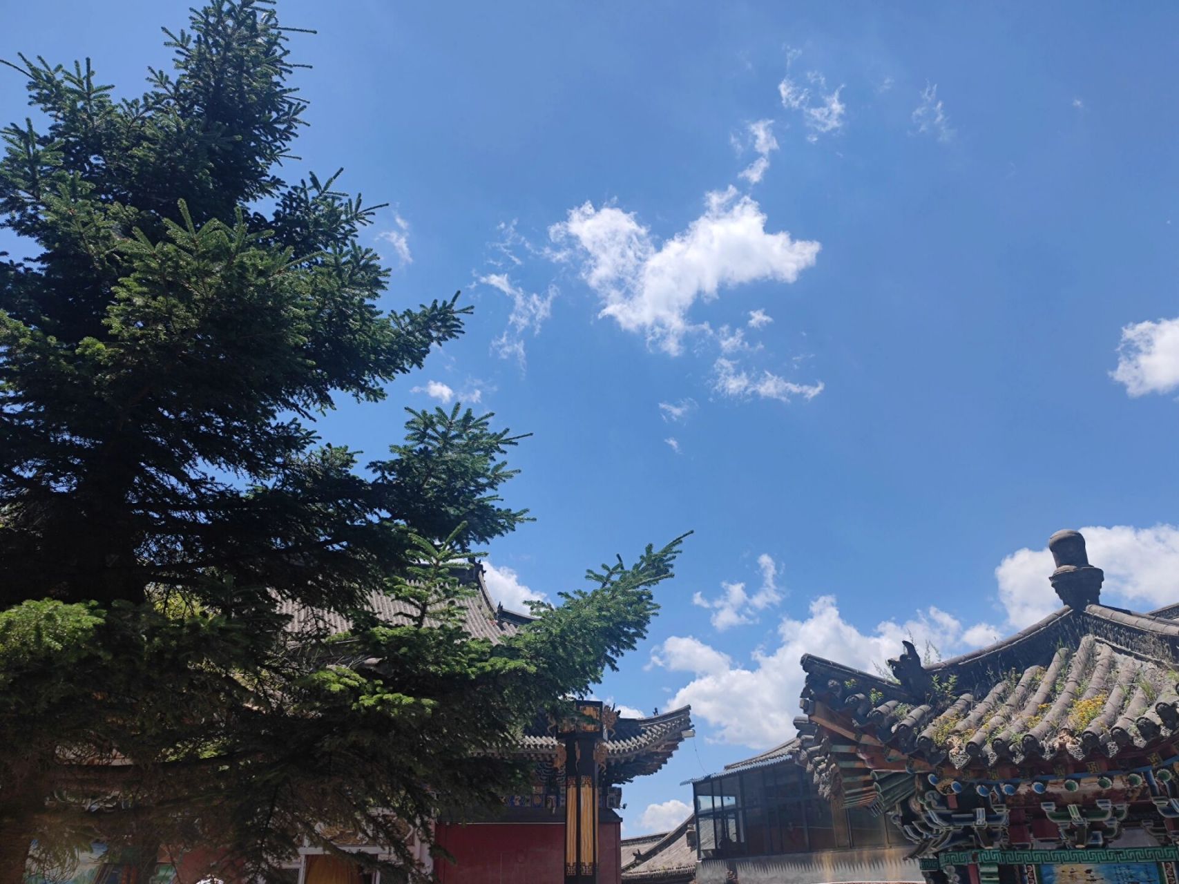 五台山 清凉寺 五台山以前称清凉山,因有清凉石而得名清凉山.