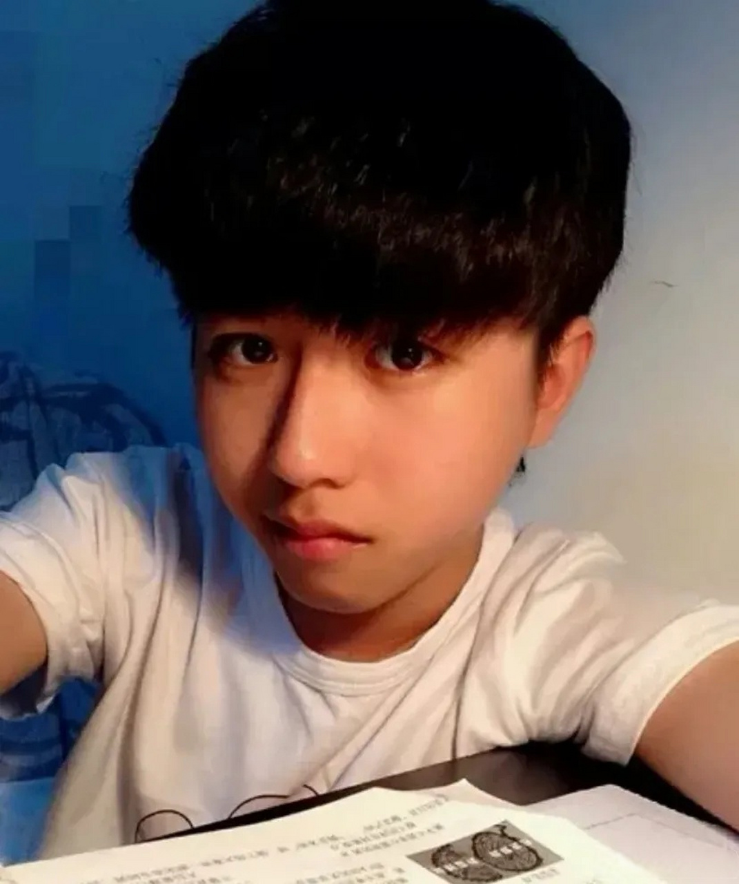 蔡徐坤13岁的照片图片