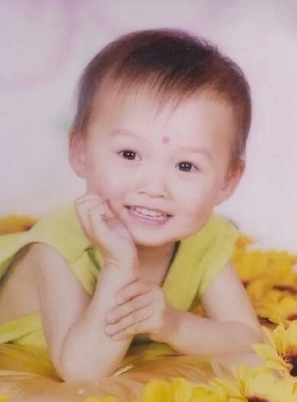 小时候的昕昕子眼睛圆圆,笑容甜甜,妥妥小萌妹一枚,长大后变成又帅又