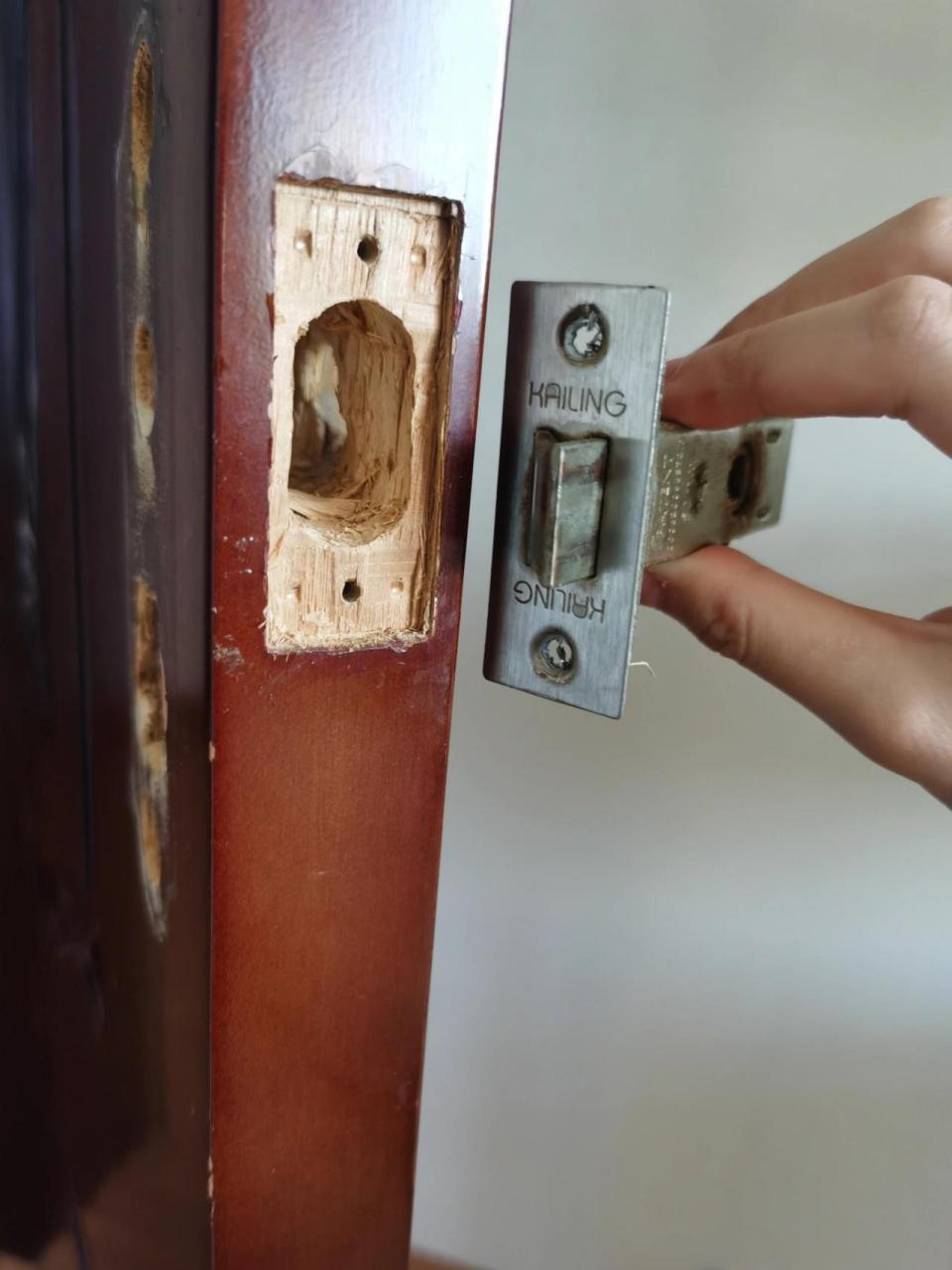 自己动手拆门锁 成功了一半 1.从门内侧把上下两个螺丝拧下来 2.