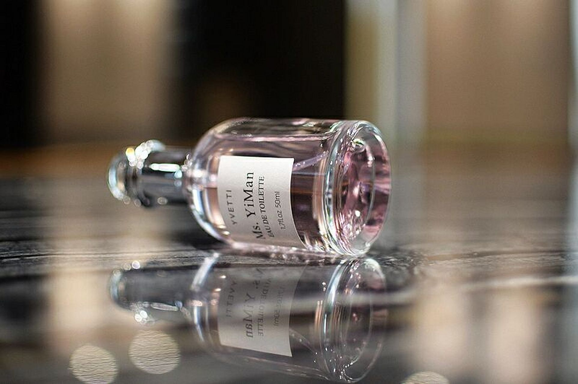 依漫女士樱花香水,淡淡的樱花香,还具有安神,消除紧张的功效.