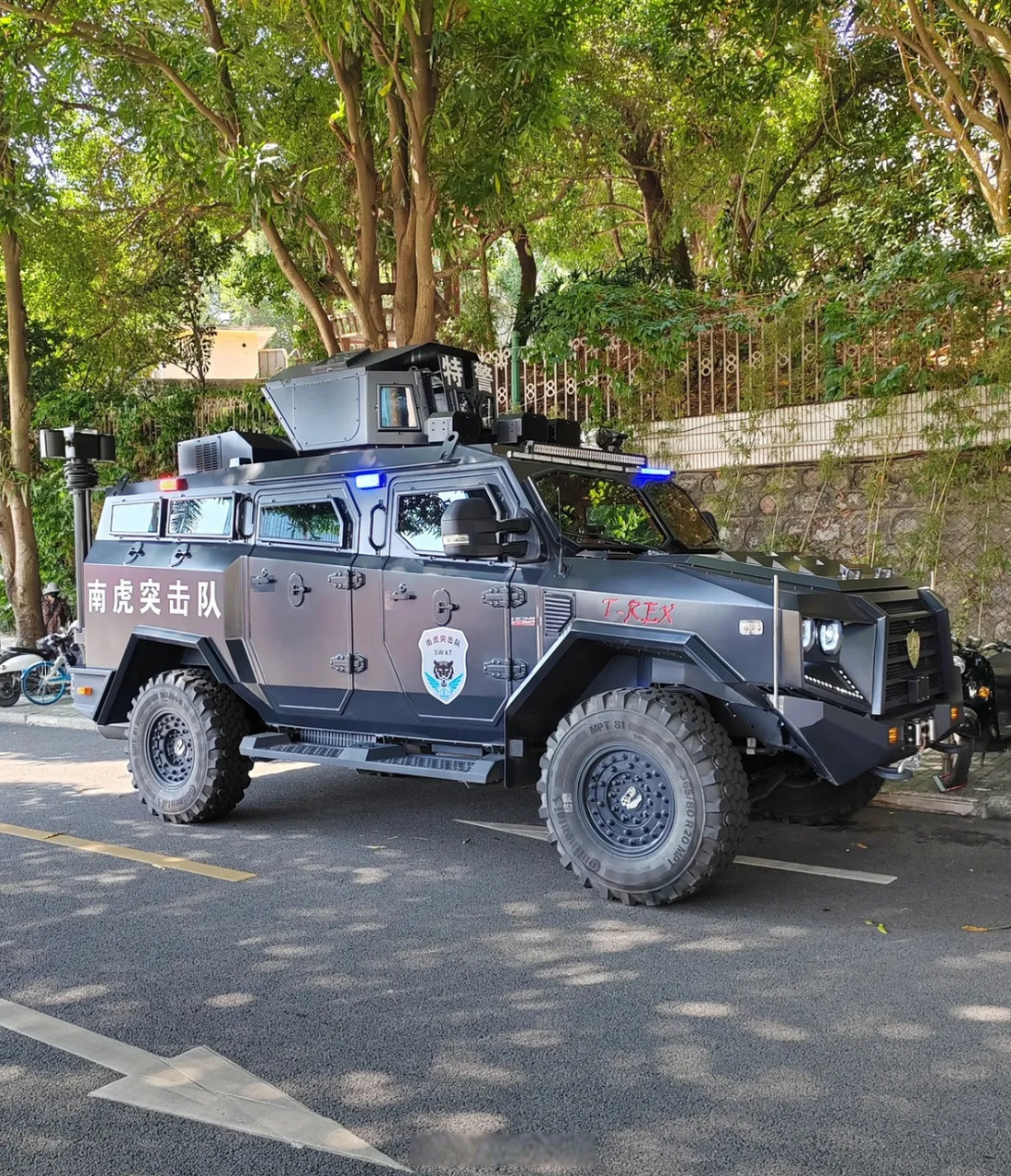 威武的警用装甲车