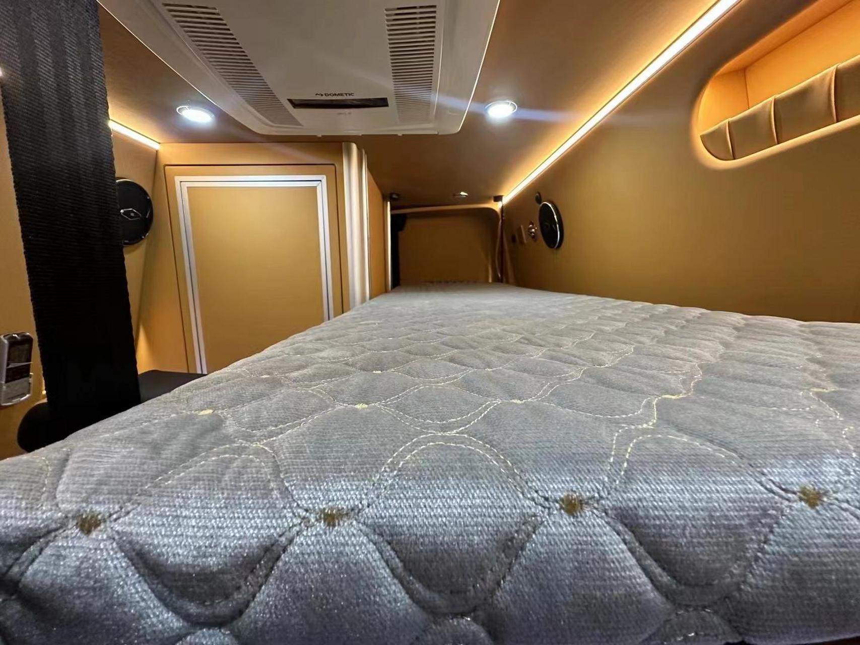 8万  福客特黑骑士总裁 最奢华的商旅房车 具体信息如下: 【上牌时间