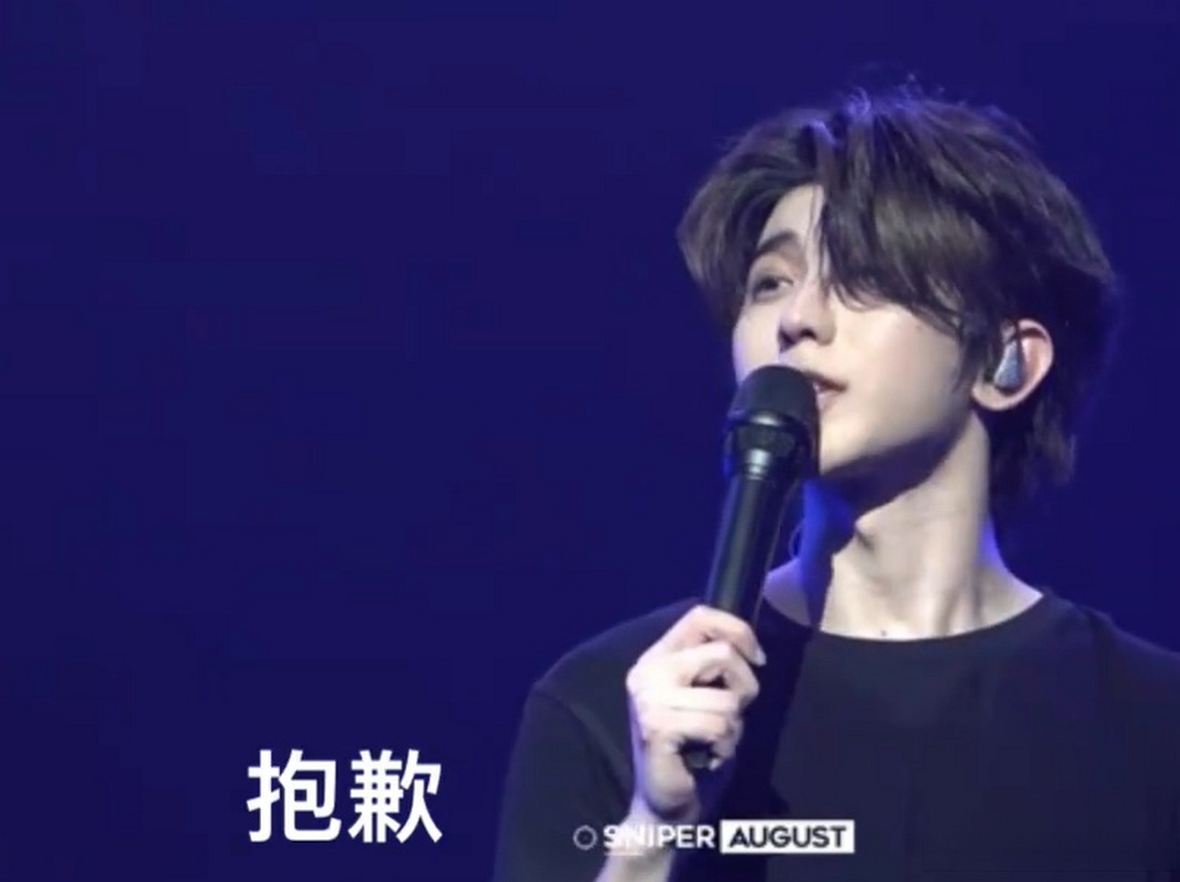 【#蔡徐坤向粉丝鞠躬并道歉#】近日,有网友晒出蔡徐坤15日在新加坡
