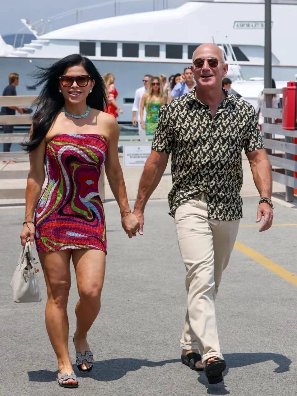 贝索斯桑切斯的富豪圈,多老都爱得起 贝索斯桑切斯真的是天生一对,太