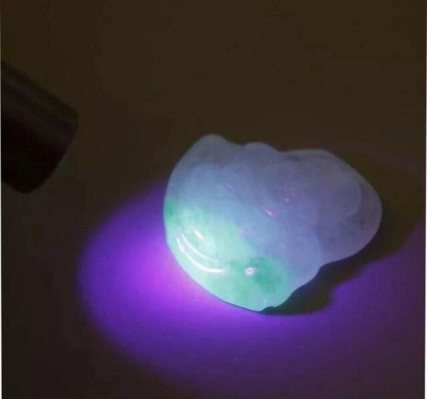 或者是翡翠饰品是真的,是a货,那它在紫光灯下是没有荧光反应的