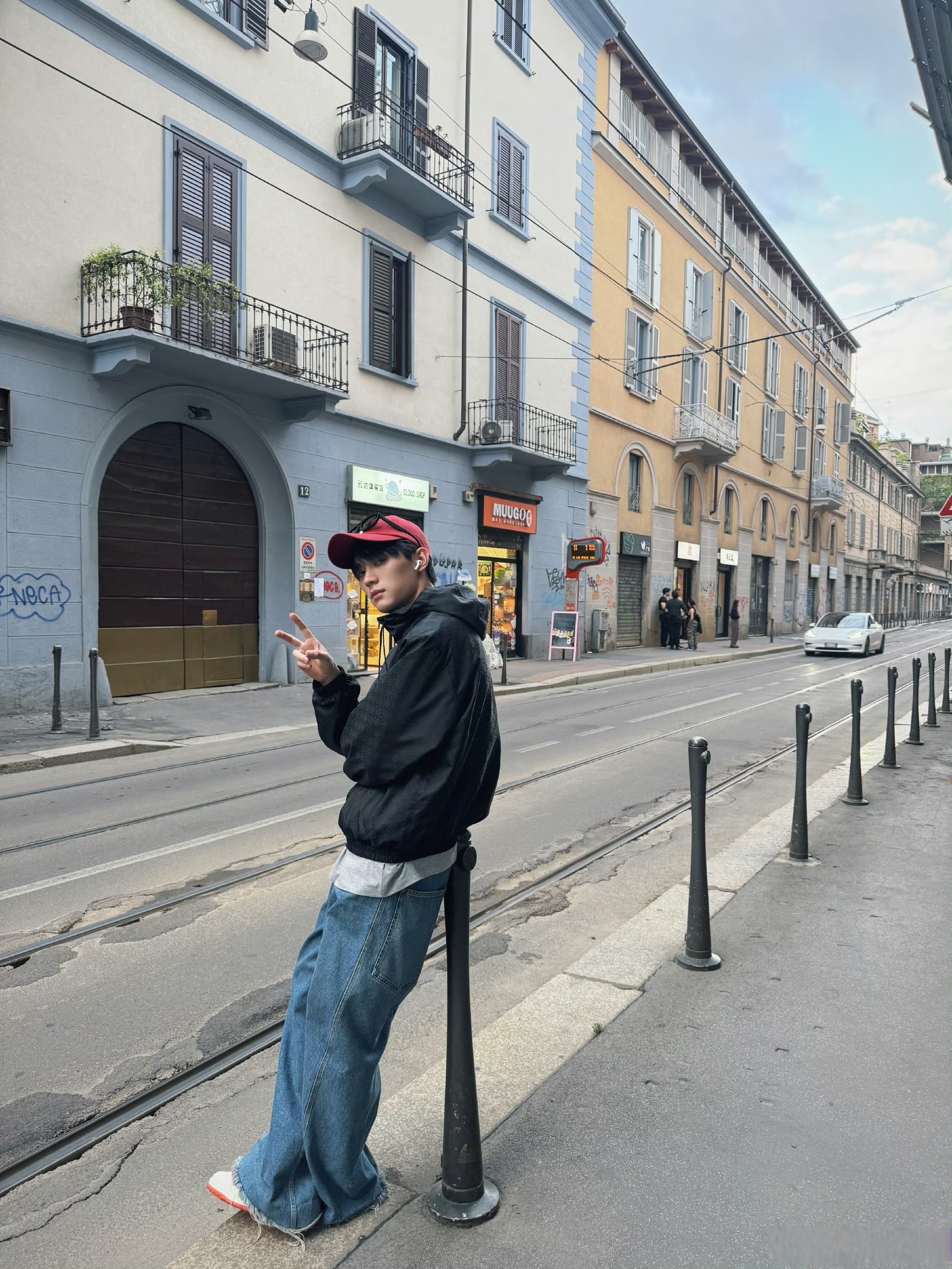 周翊然米兰随拍##周翊然街头少年# 周翊然今日份米兰动态,真的好喜欢