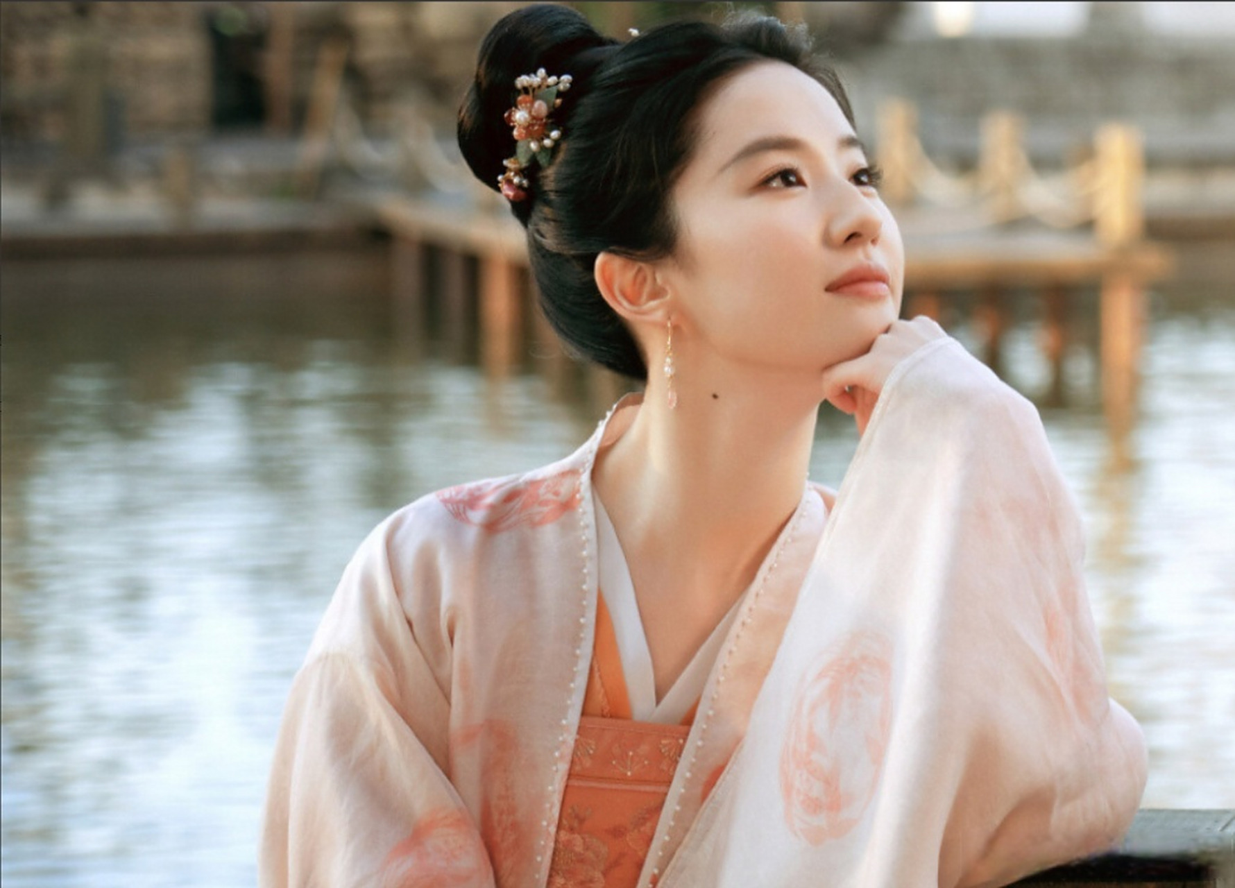 刘亦菲机场自信露小蛮腰,白t恤牛仔裤全是奢牌,一身