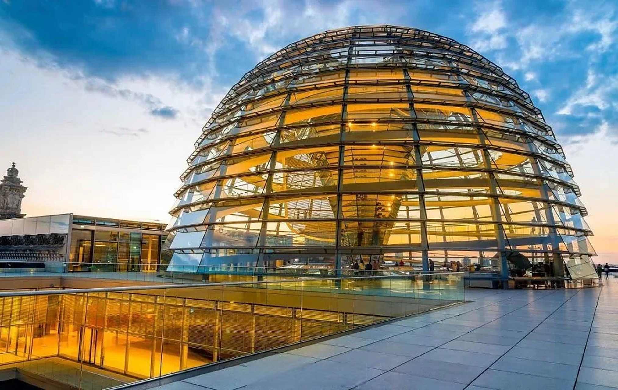 "高技派"这一设计流派形成于在上世纪中叶,美国等发达国家要建造