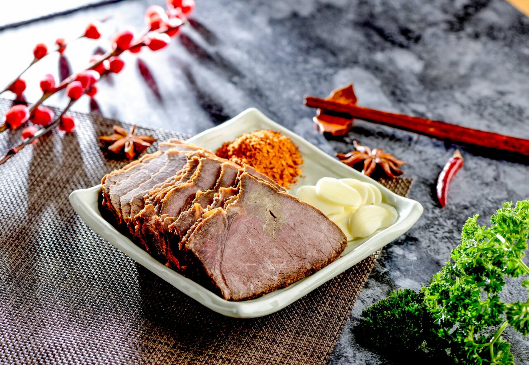 分享一个月销量8万的卤羊肉秘方,越炖越香 有很多朋友在卤羊肉的时候