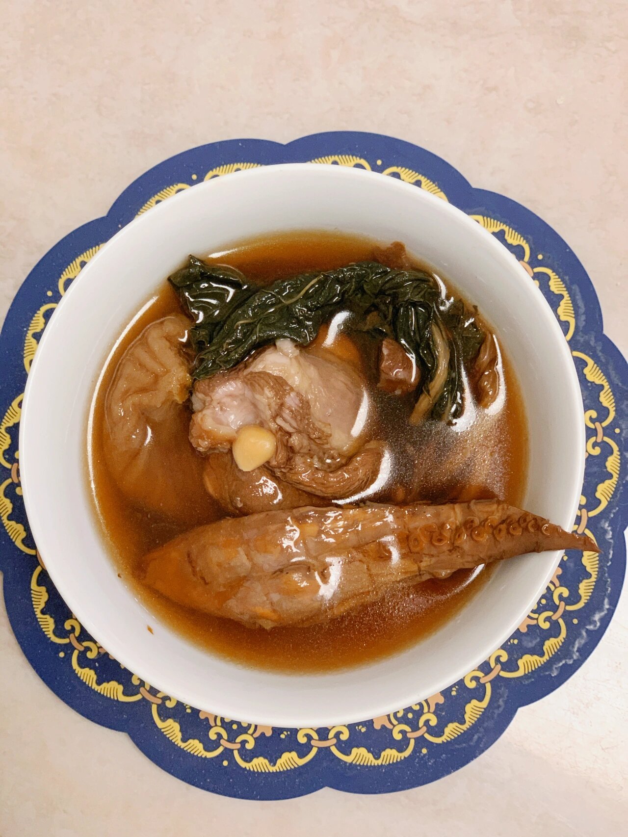 广东老火汤:菜干章鱼杏仁汤 食材:白菜干适量,章鱼干1只,光中杏一把