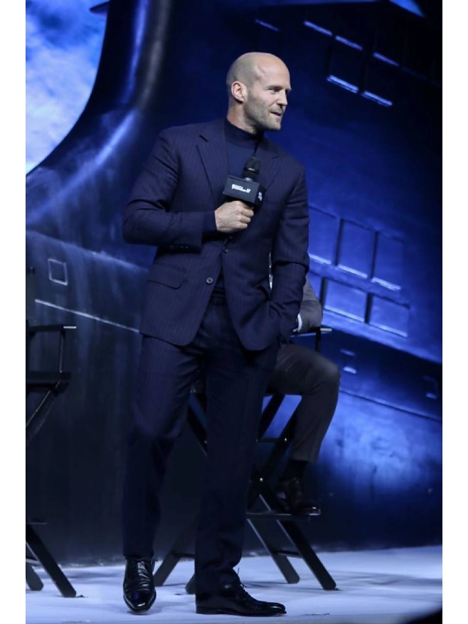 杰森斯坦森被誉为世界上最帅的光头,他也是著名的西装暴徒在《玩命