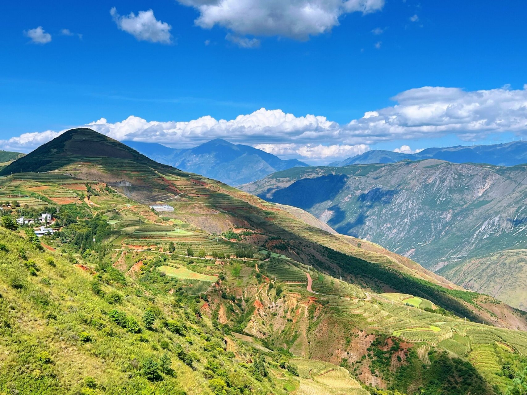 东川红土地落霞沟 十月的落霞沟是大自然的调色板,是上神在人间偷酿的