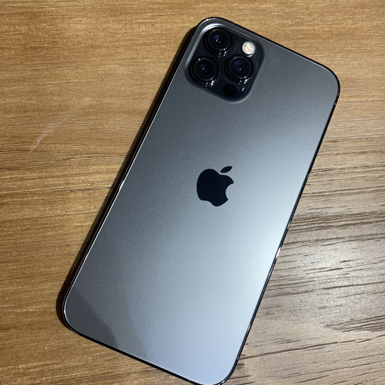 iphone12pro石墨色太香了 今天成了万达爱疯第一位拿到12pro的顾客 两