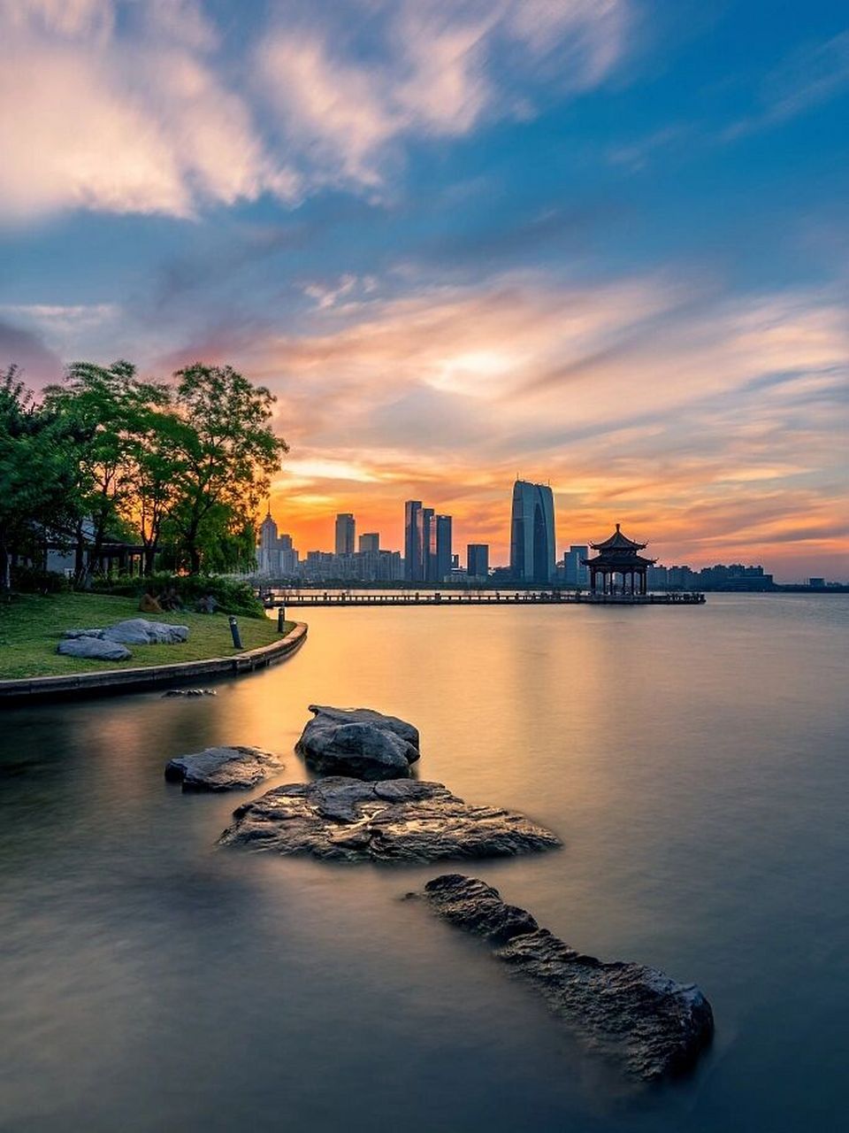 金鸡湖 是苏州的一个著名景点,这里9615大美湖景和水岸风光,非常