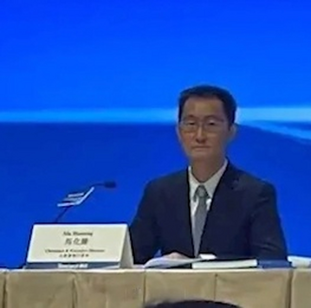 马化腾确实瘦了不少,再加上图糊,看上去像个小老头[捂脸]