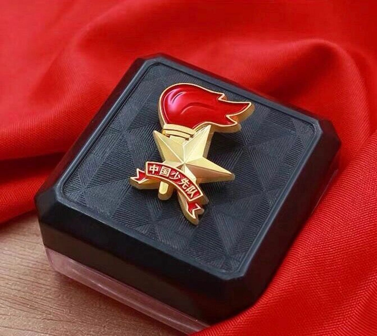 几乎每天去校园门口的文具店买队徽!