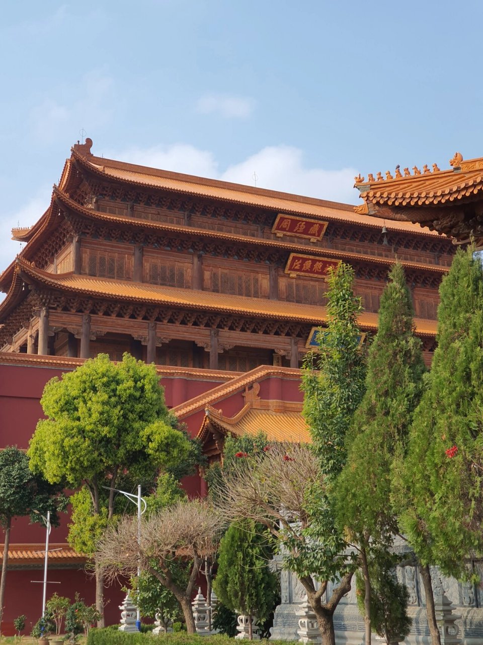 昆明打卡|宝华寺踏青         绿水映红墙,风动扰经幡.