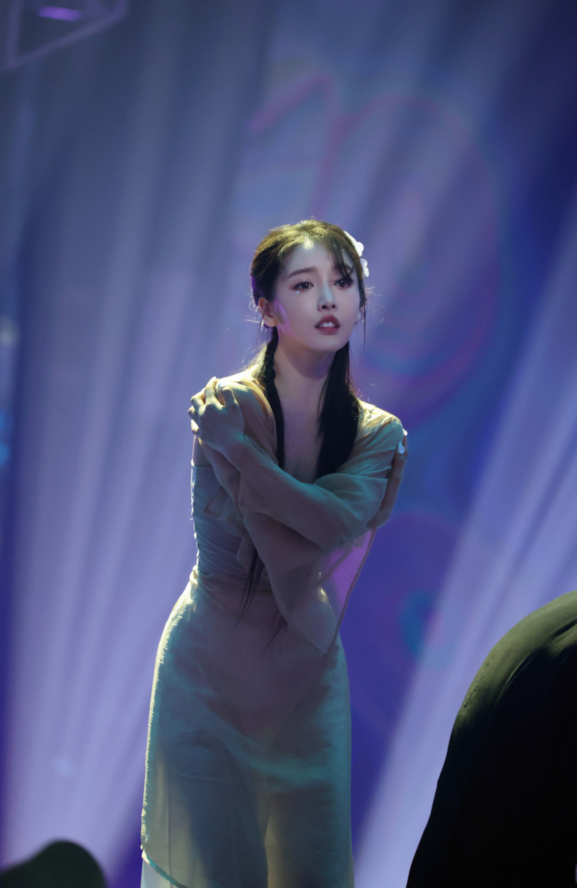 蒙面舞王# @姜贞羽 将诗跳成了舞,用舞台诉说着一段故事.