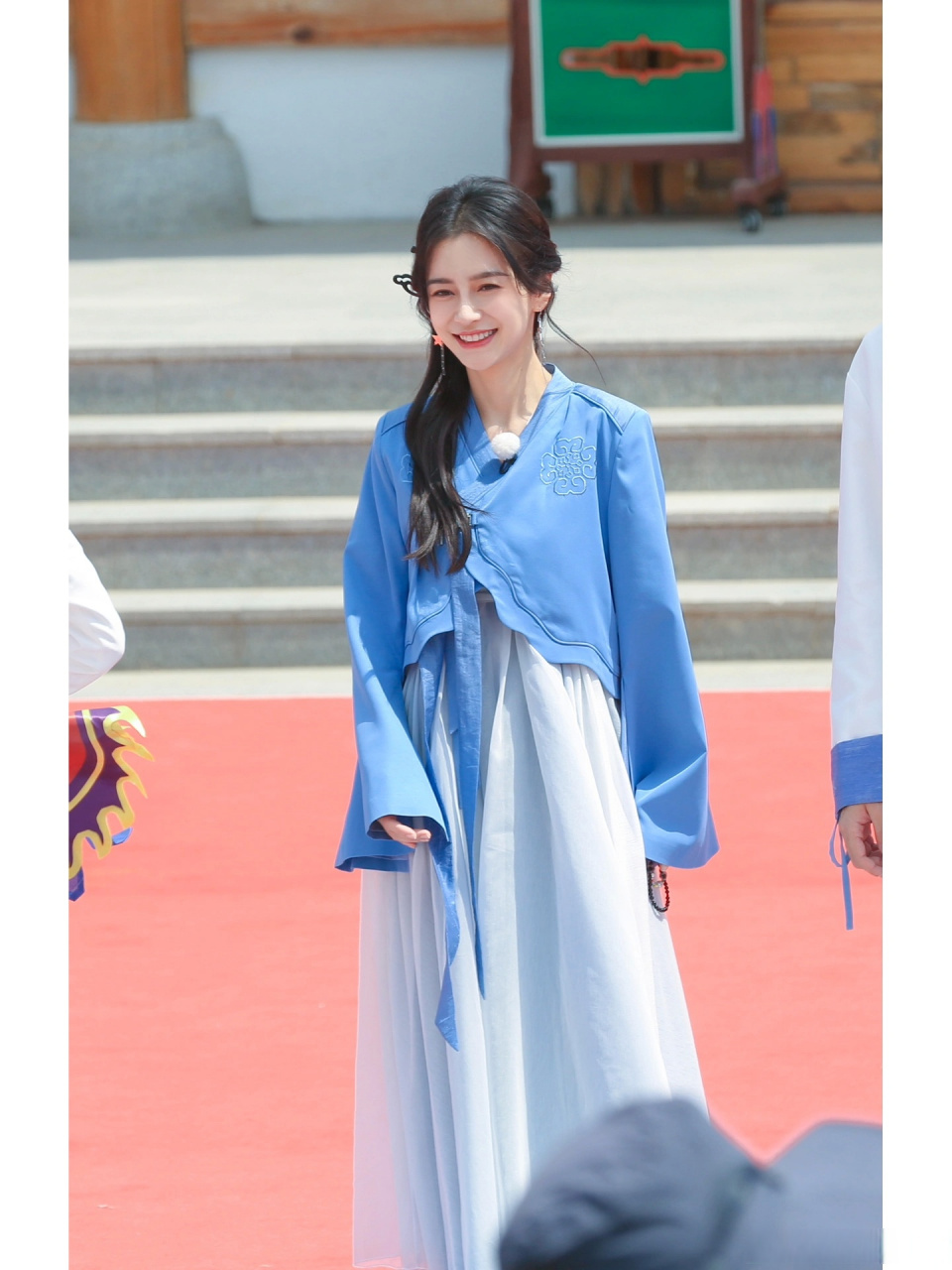 《奔跑吧》中angelababy民族服装好好看!她到底穿什么不好看啊[流泪]