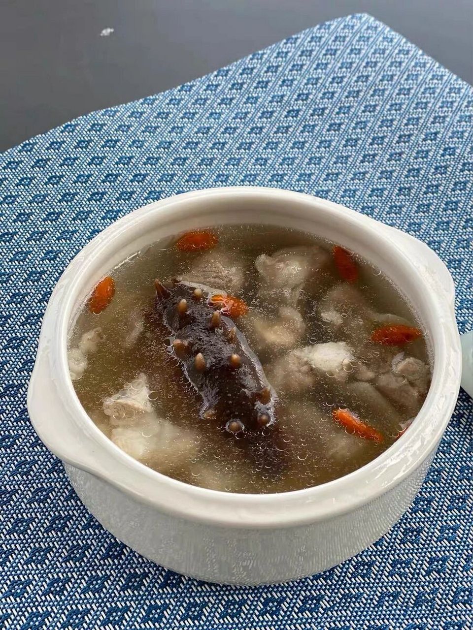 坐锅点火放入鸡汤,海参,浆好的里脊肉片氽透.