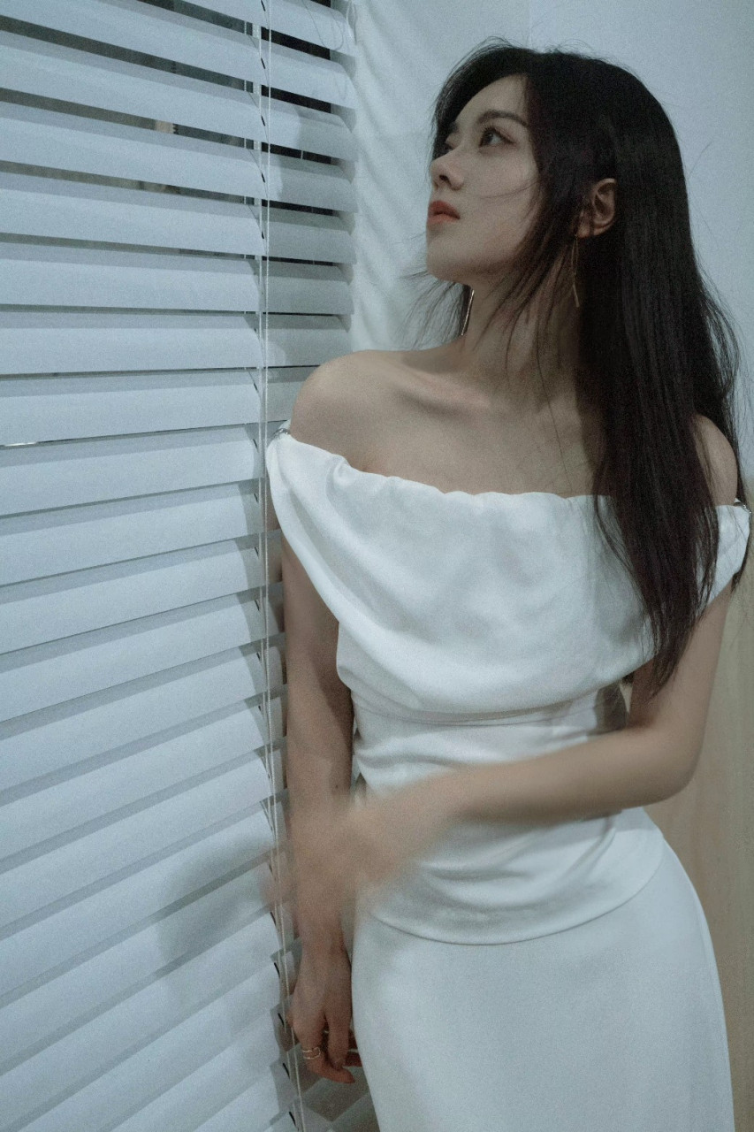 【赵今麦】90:白色一字带包后跟高跟凉鞋