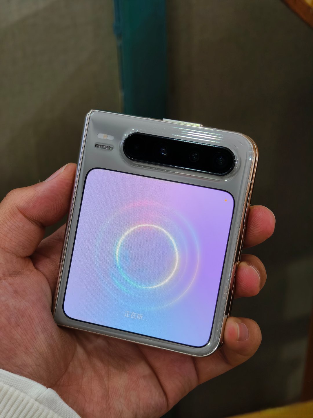 华为 pura x 这个全新的小艺太有意思了,聊天非常的拟人化,我自己试着