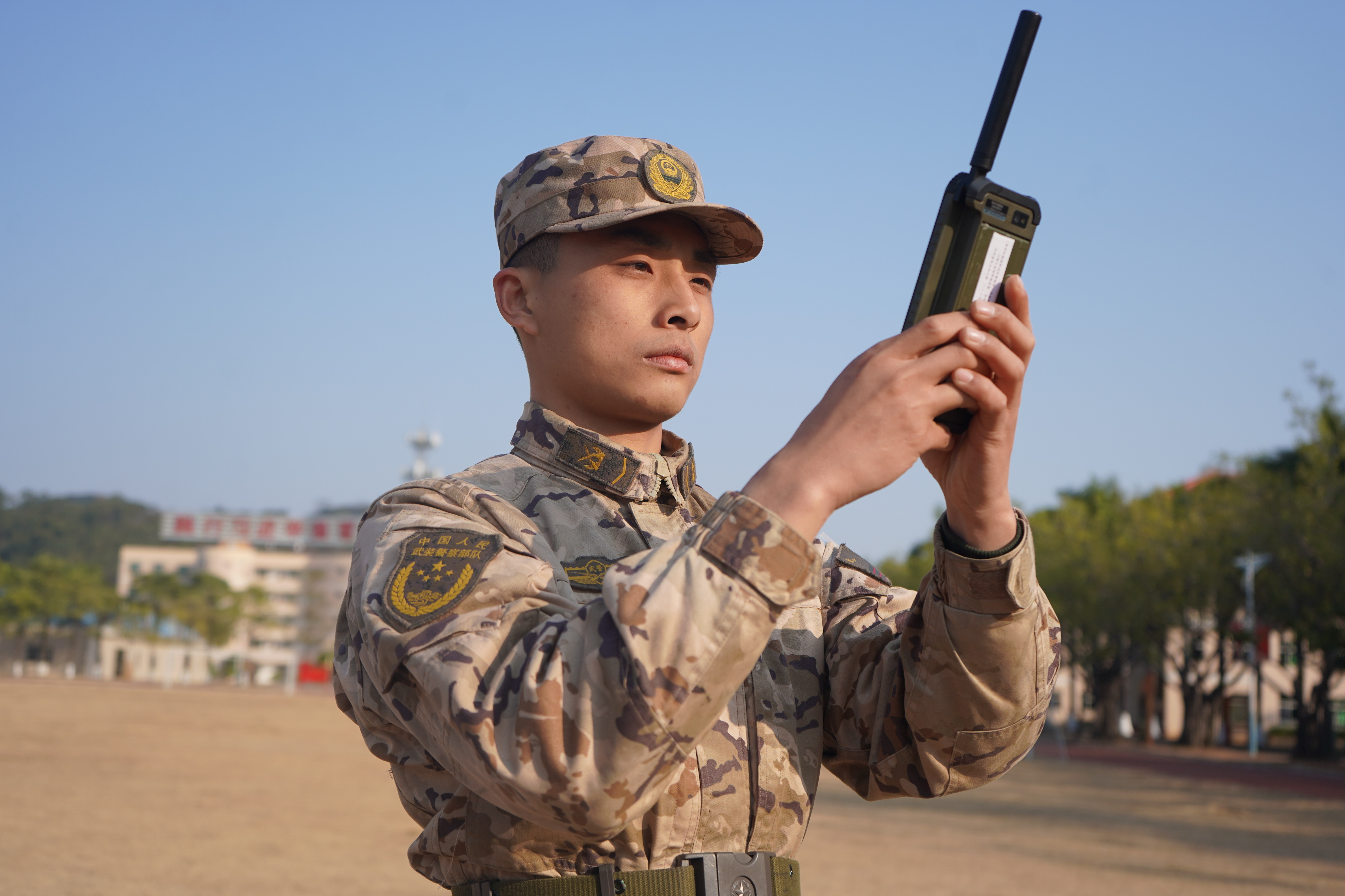 近日,武警驻粤某部组织通信专业集训,百余名官兵齐聚于此,加钢淬火