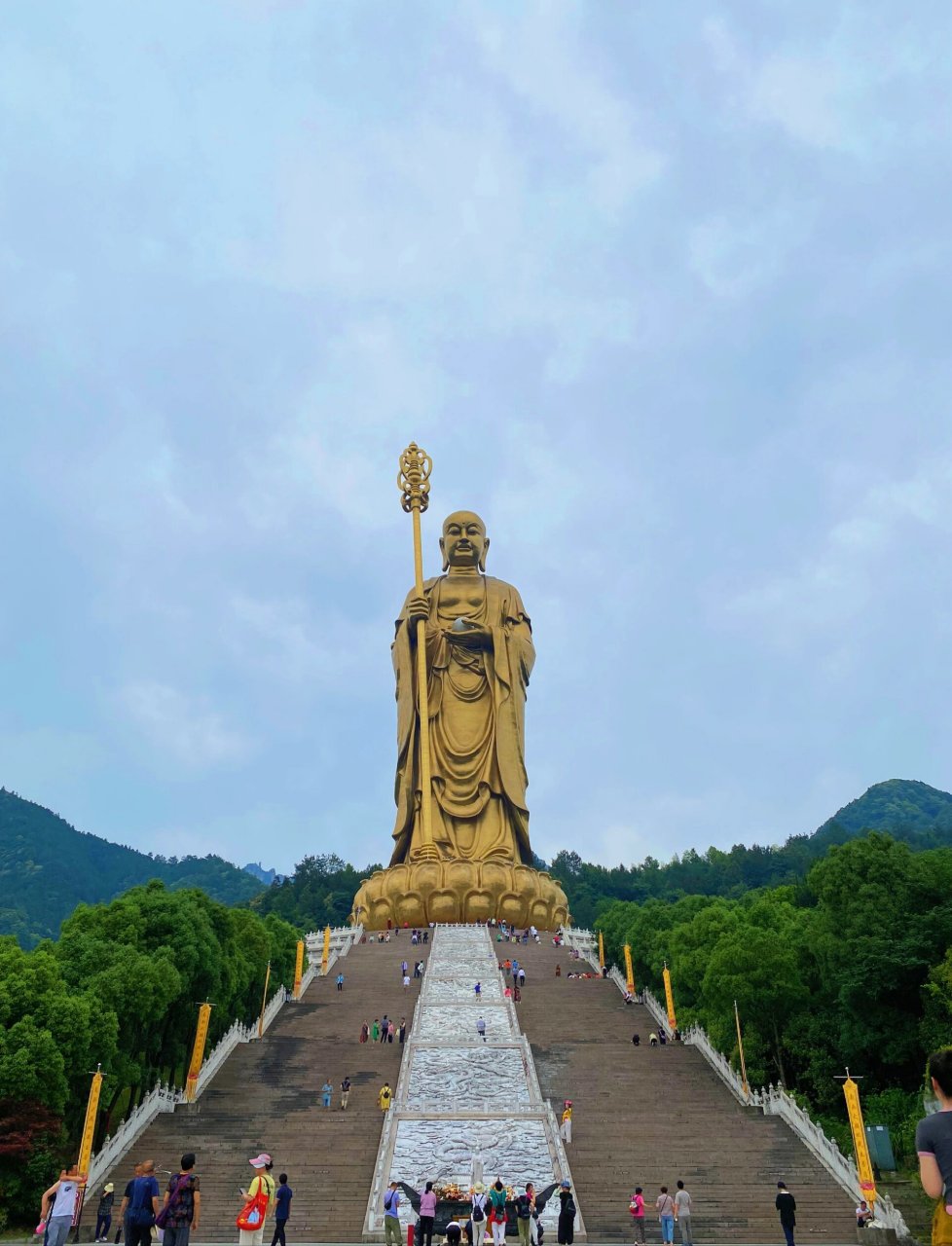 九华山空中显现佛像了!