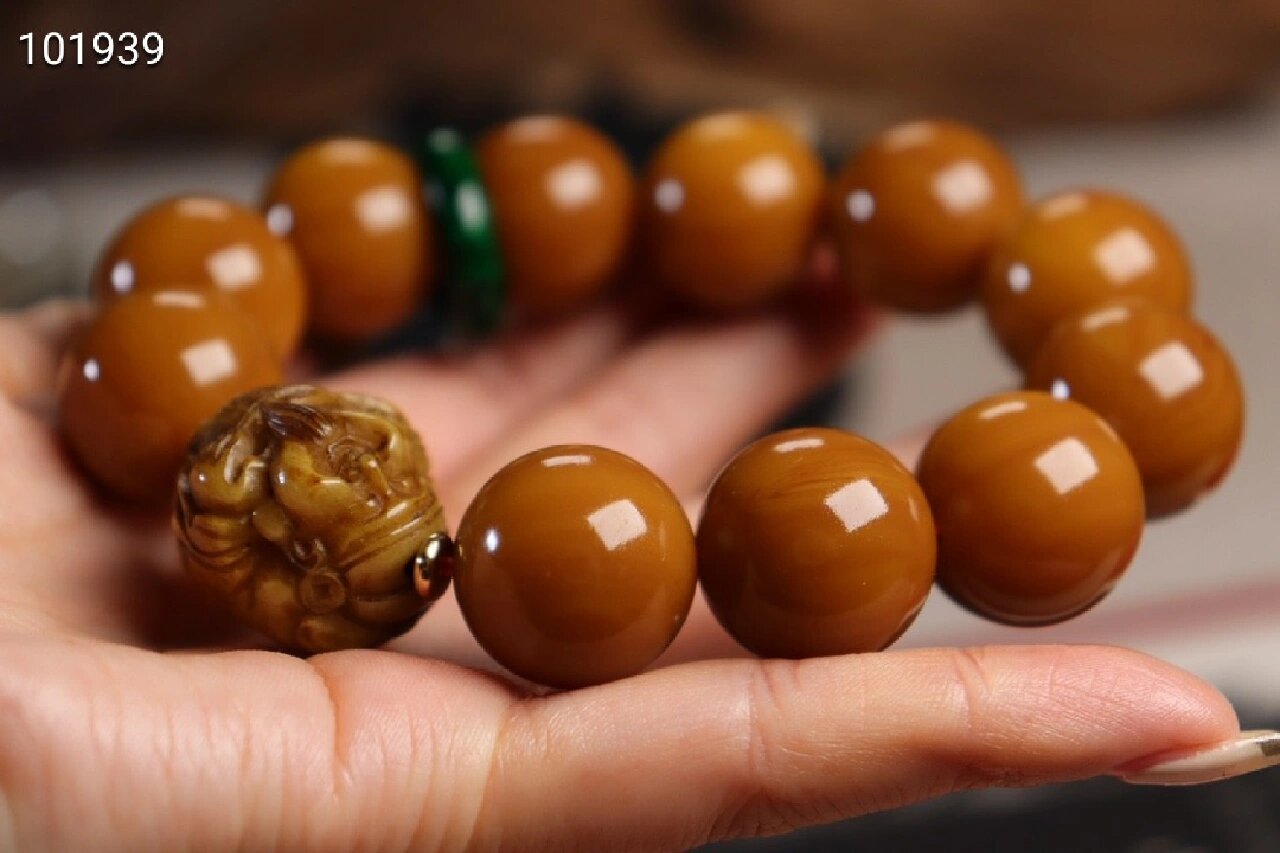 龙涎香"灰琥珀"圆珠手链,搭配老灵骨财神,虬角跑环,纹路自然!
