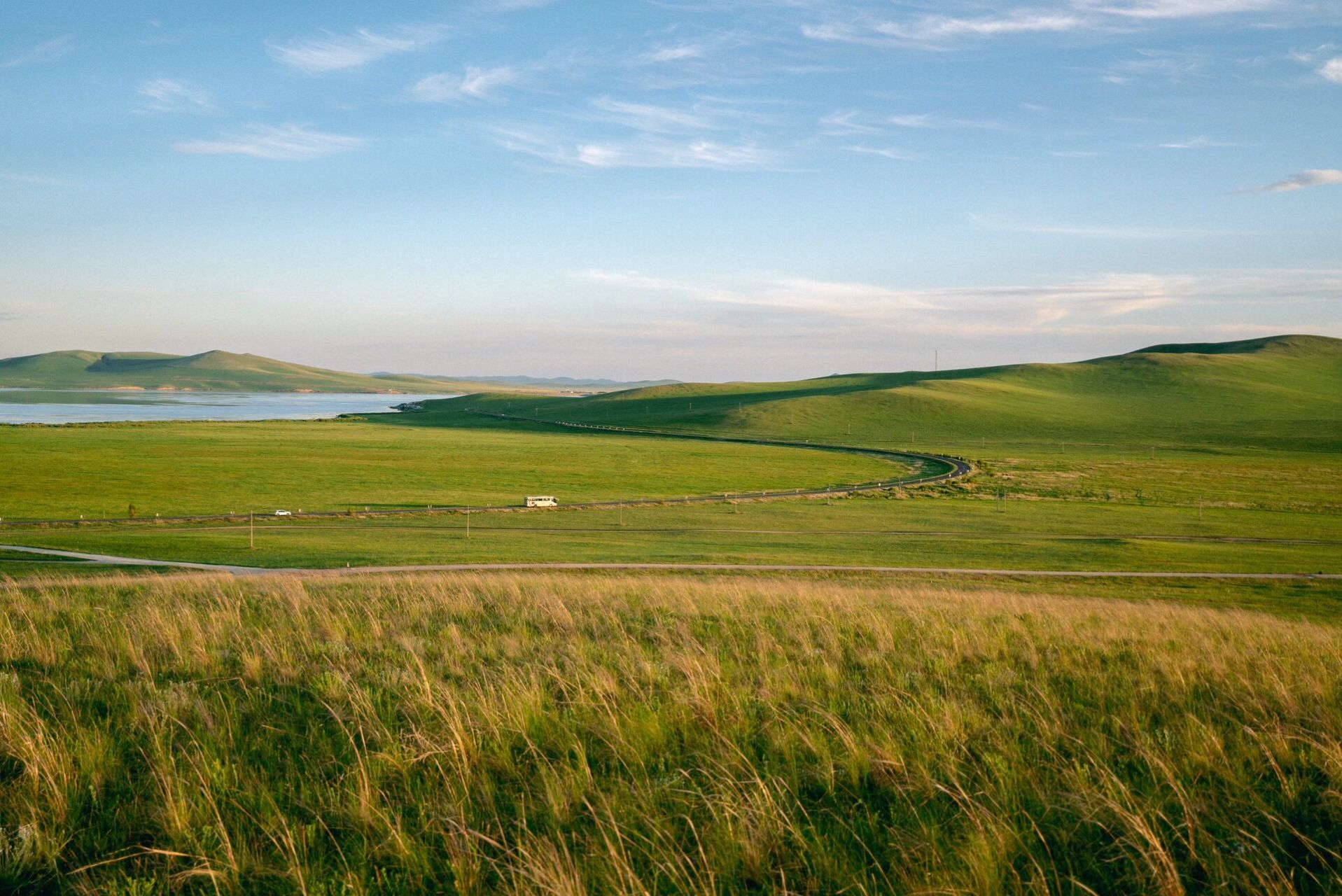 去乌拉盖 | 小众但绝美的内蒙草原💙💚 乌拉盖草原的开阔程度可以