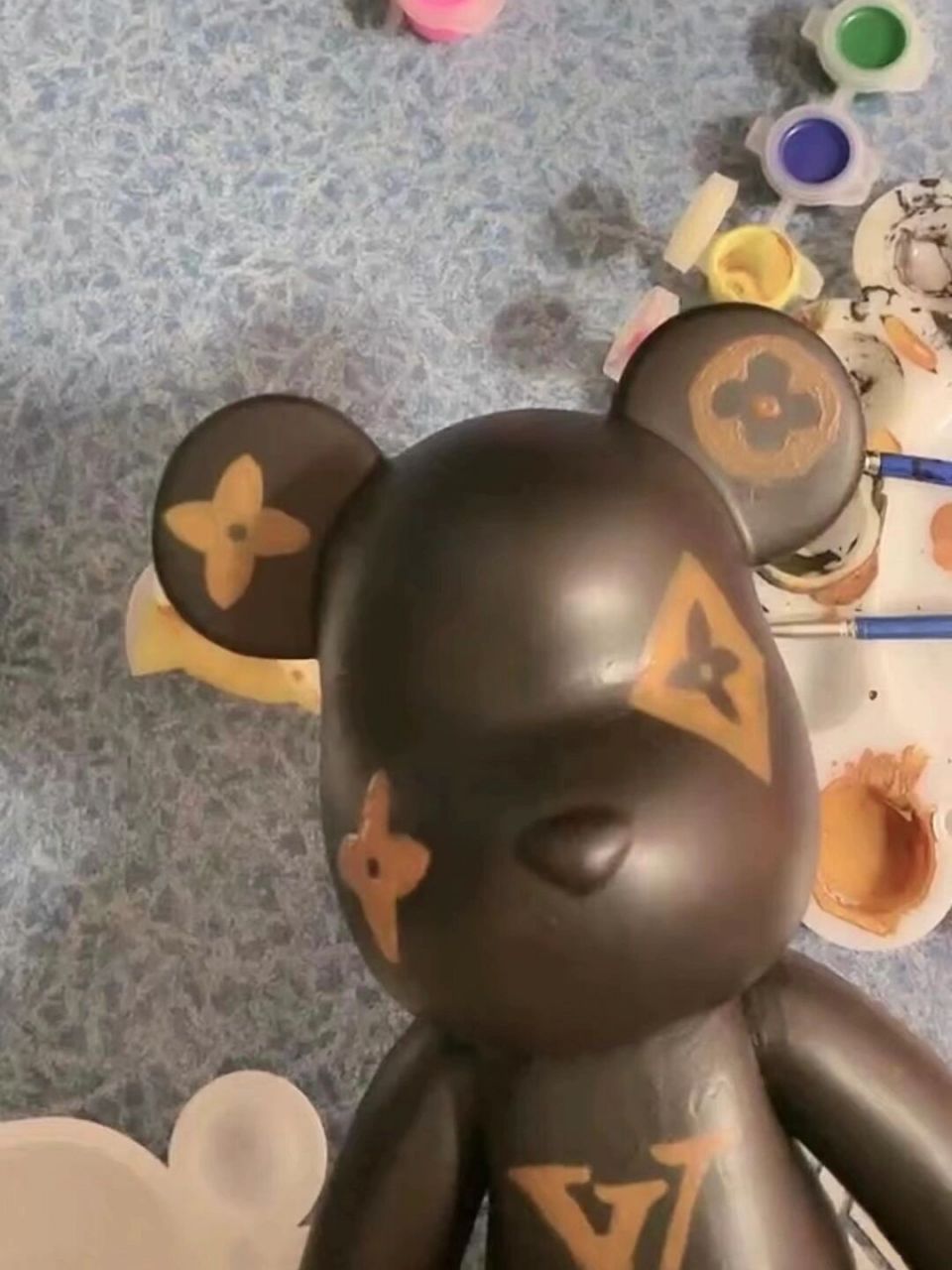 几十块就能拥有的lv联名暴力熊石膏娃娃 lv跟风涂鸦 在小红书看到别人