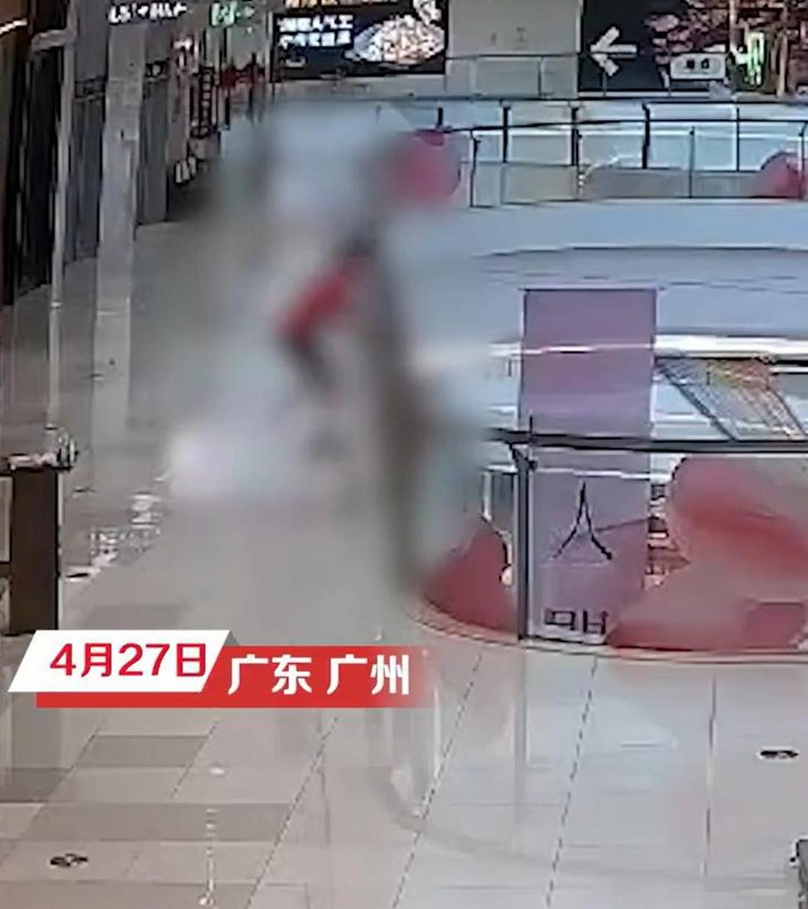 【官方通报广州一女子商场跳楼砸中人 :女子因感情问题跳楼 当场死亡