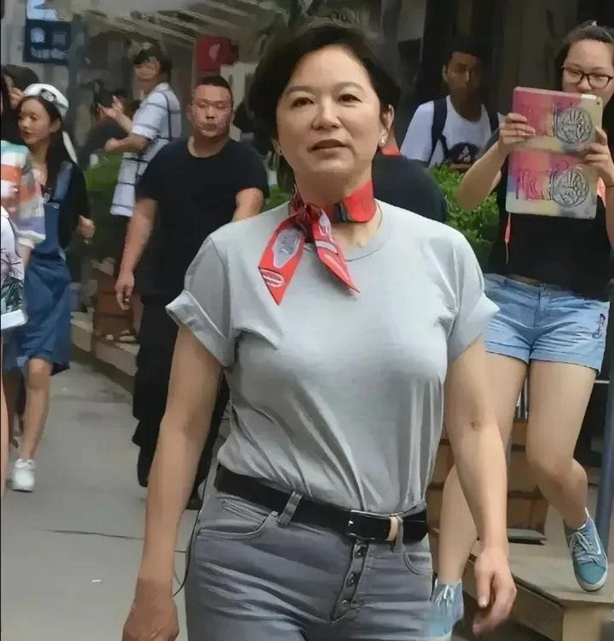 林青霞的街头素颜照被抓拍到了,感觉比晓庆姐要老,晓庆姐多嫩呀,像